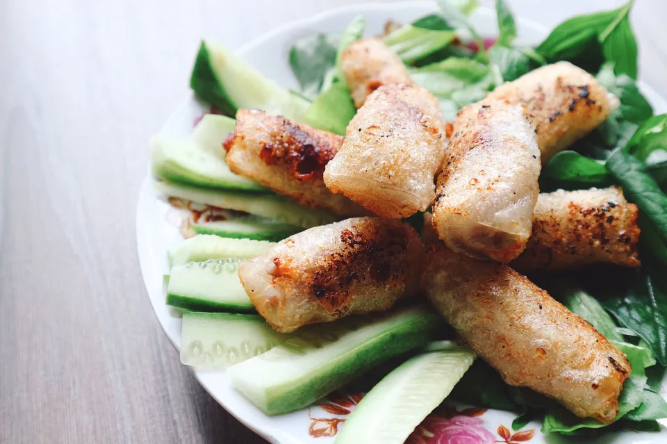 Bàn khách ngồi trong quán